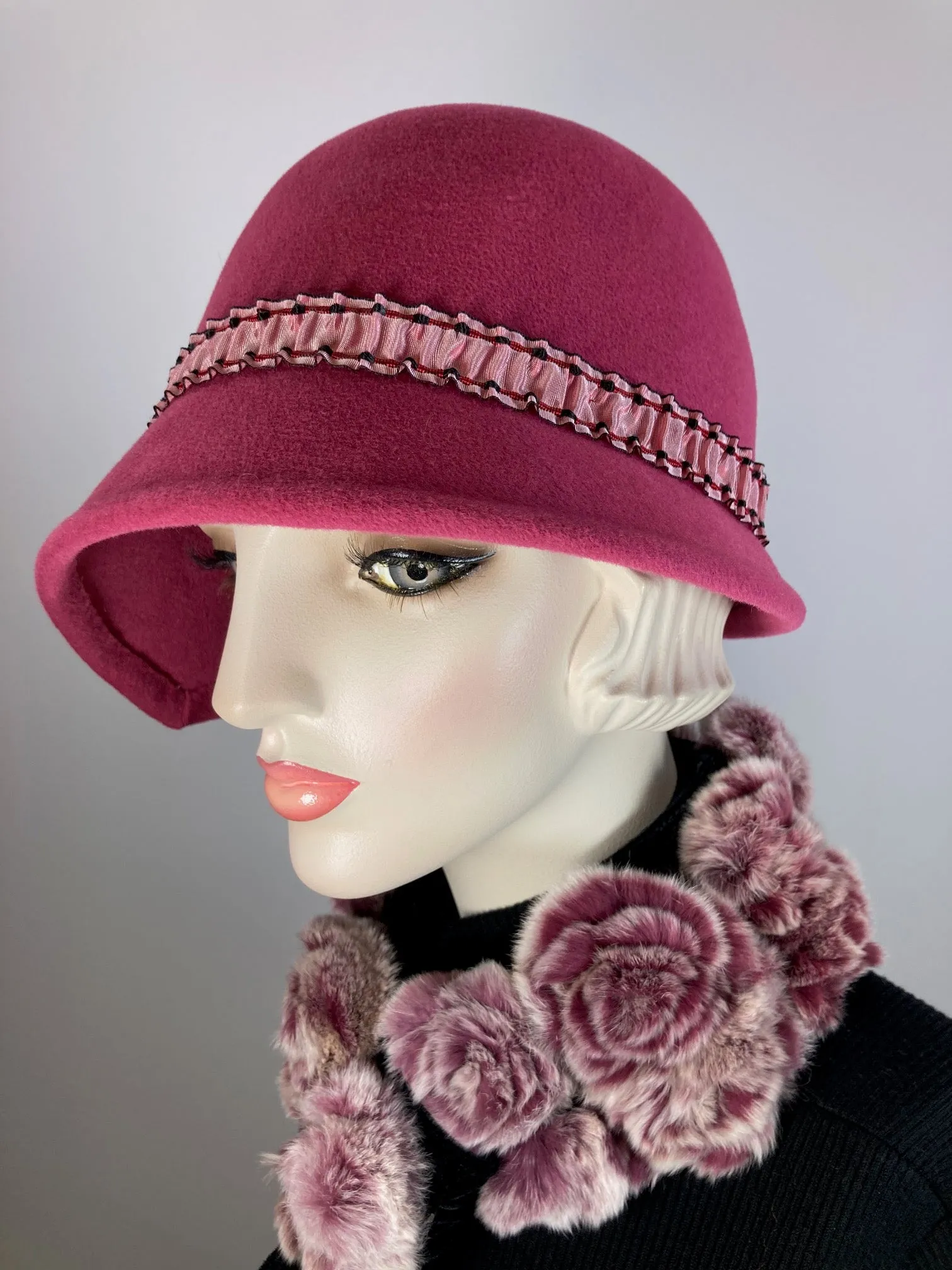 Womens medium pink cloche felt hat. 1920s style Hat. Downton Abbey hat. Feminine Soft Flapper Hat. Retro classic style hat for women. e hat